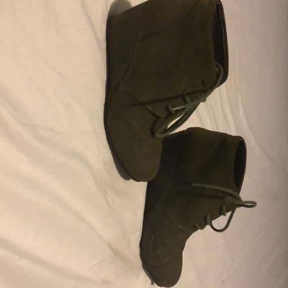 Heels - Picture 2 of 3